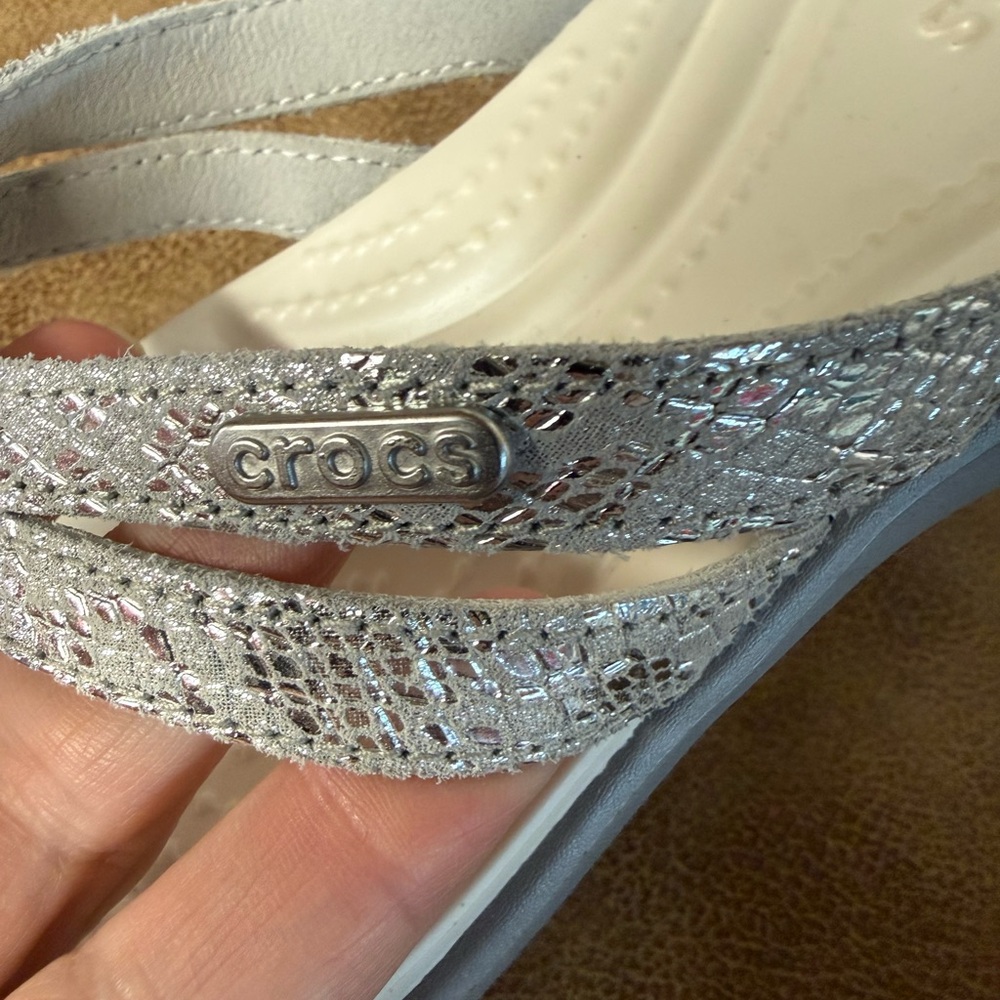 CROCS Silver Women's Capri Flip Flops - Picture 7 of 8
